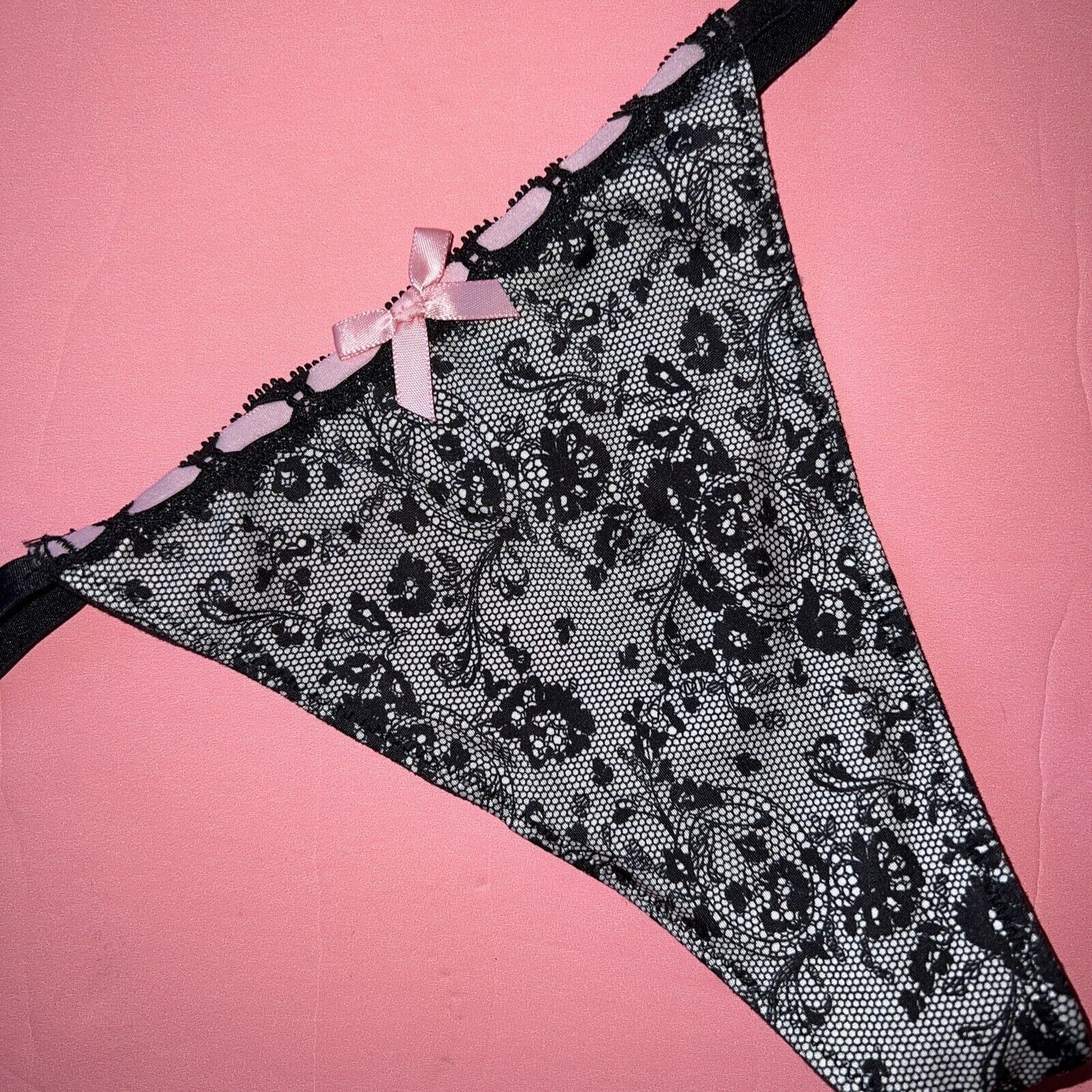 Primary image for Victoria's Secret BOMBSHELL O/S THONG Black White Lace Print Pink Ribbon