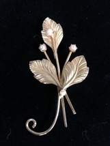 Vintage MCM Gold Tone Flower Brooch Pin with Faux Pearls - £15.78 GBP