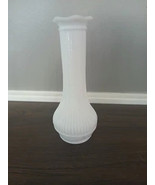 Antique Milk Glass Flower Bud Vase - $55.28 MXN
