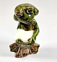 Green Frog Figurine 2.5in Sitting with Book Stoneware Toad Statue VTG Cute - $181.90 MXN Green Frog Figurine 2.5in Sitting with Book Stoneware Toad Statue VTG Cute - $181.90 MXN