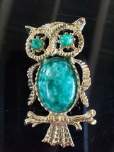 Gerry&#39;s signed Jelly Cabochon Owl Brooch Pendant Green Stone Gold Tone Large 2&quot; - £14.74 GBP