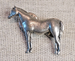 Vintage P.O.P © Pewter Standing Horse Lapel Pin - €15,16 EUR