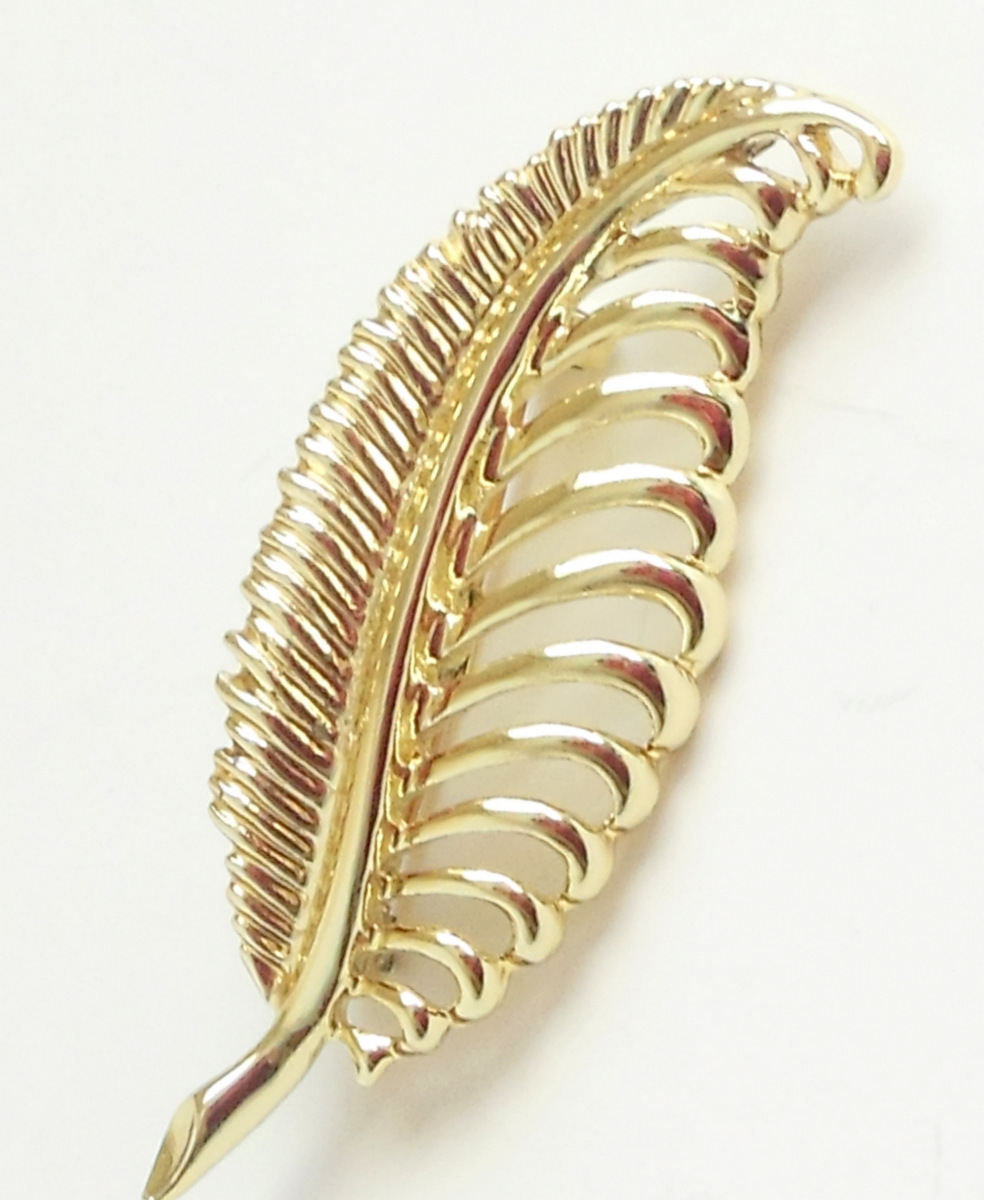 Ladies Vintage Sarah Coventry Feather Leaf Brooch Gold Costume Jewelry Canada - $14.50