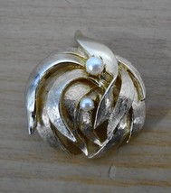 Brooks Goldtone Leaf Pearls Pin Brooch Vintage 2 inches Signed - £14.28 GBP