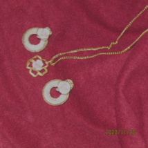 necklace w/1&quot; pendant &amp; pair 1&quot; diam earrings all w/sm pink 3-D roses Jewel 38) - £4.37 GBP
