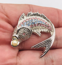 VTG Silver Toned Fish w/ Faux Pearl in Mouth Peach &amp; Blue Rhinestones Brooch Pin - £7.56 GBP