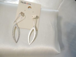 Style &amp; Co. 1-1/2&quot; Silver Tone Dangle Drop Fish Hook Earrings Y504 - £6.76 GBP
