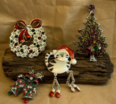Vtg Christmas Brooch Lot Wreath Holly Bells Tree Santa Cat Fashion Jewelry Pins - £23.64 GBP