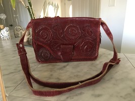 Vintage Hand Tooled  Traditional Shape Floral Burgundy Leather Purse - £15.71 GBP