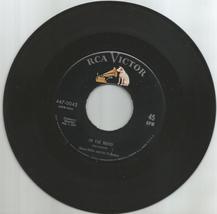 Glenn Miller 45 rpm In The Mood b/w A String of Pearls - £2.38 GBP