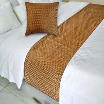 The HomeCentric Jacquard Gold Decorative Bed Runner and Pillow Cover - H... - €59,55 EUR+