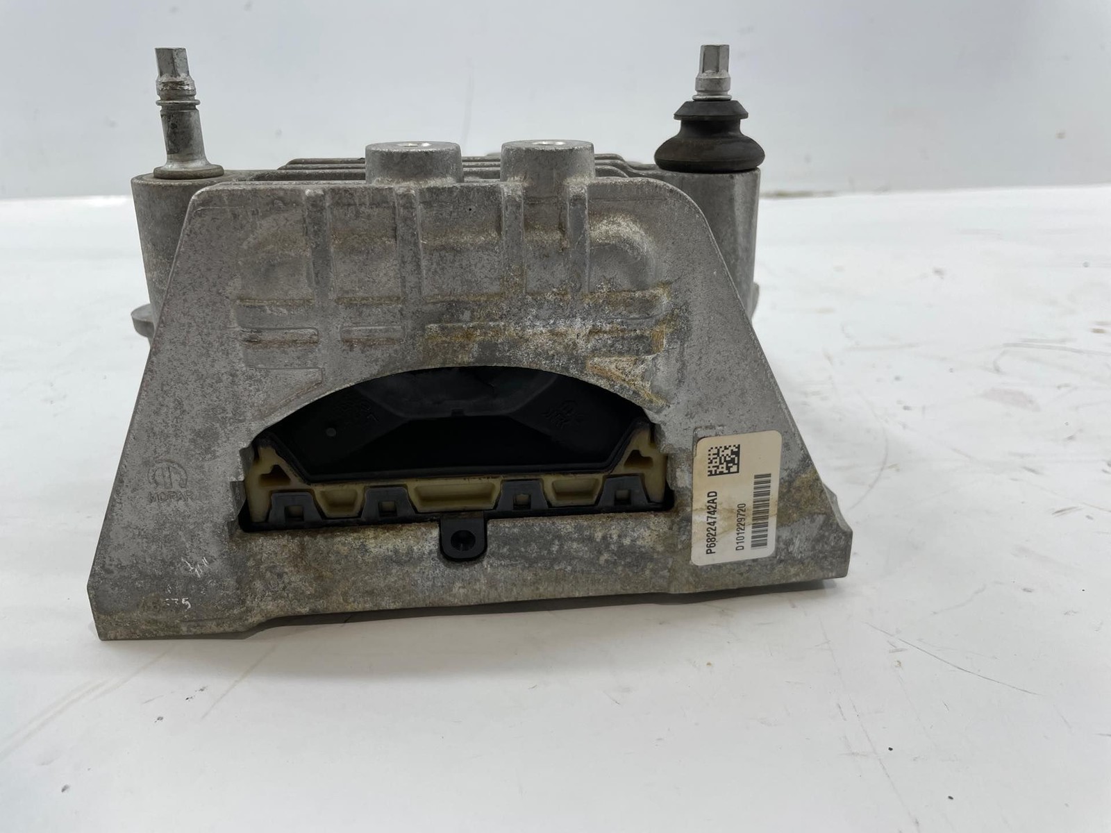 2021 Chrysler Pacifica LH Driver Transmission Mount Assembly 68224742 OEM Item image 2