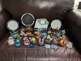 Lot Of 25 Skylanders Action Figures &amp; Bases - £76.94 GBP