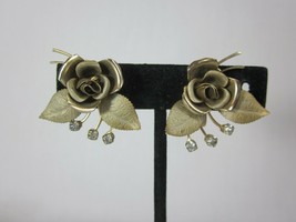 Vintage Gold Tone Clear Rhinestone Screwback Earrings 3D ROSE Flower Leaf - £15.81 GBP