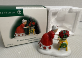 DEPT 56 NORTH POLE MRS. CLAUS&#39; PERFECT POINSETTIAS - 57212 - $523.78 MXN