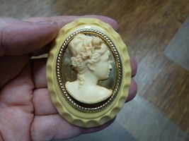 (CL21-3) WOMAN crown of FLOWERS white resin CAMEO Pin Pendant Jewelry NE... - $564.81 MXN