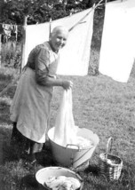 Photo Vintage of A Women on wash day Monday Hanging Wash Early 1940&#39;s - £5.45 GBP+