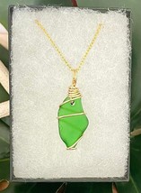 Gold Wire Wrapped KELLY GREEN Sea Glass Beach Pendant Necklace 18&quot; Gold Plated - £18.76 GBP