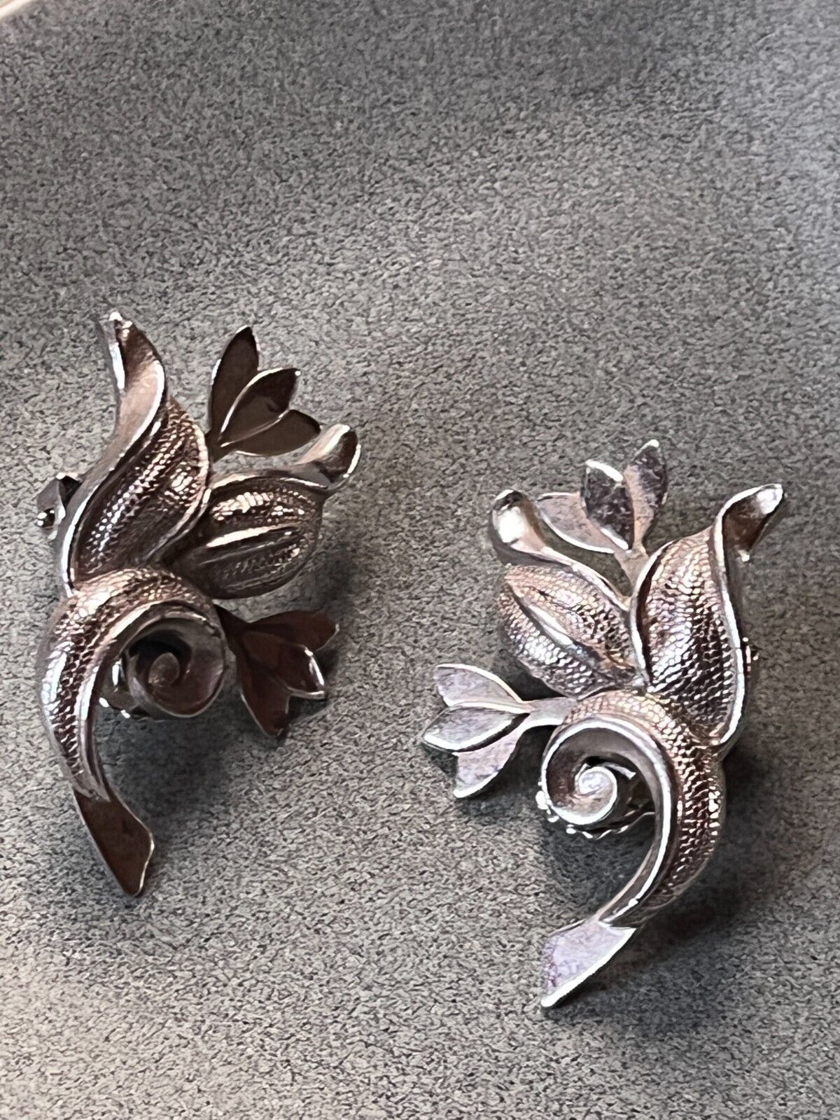 Primary image for Vintage Large Etched & Smooth Silvertone Flower & Leaves Clip Earrings – 1.5 x 