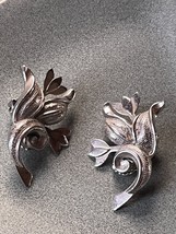 Vintage Large Etched &amp; Smooth Silvertone Flower &amp; Leaves Clip Earrings – 1.5 x  - £10.34 GBP