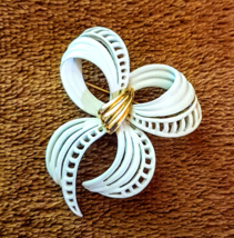 Monet Gold Plated White Ribbon Bow Pin 2&quot; VTG Textured Brooch - £15.76 GBP