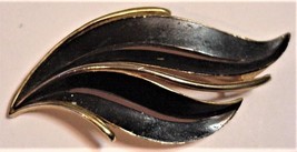 Vtg Crown Trifari Black Enamel &amp; Gold Leaf Pin Brooch - £16.72 GBP