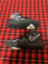 Nike Kyrie S2 Hybrid Size 11 &#39;What The&#39; Edition Sneakers - $1,494.55 MXN