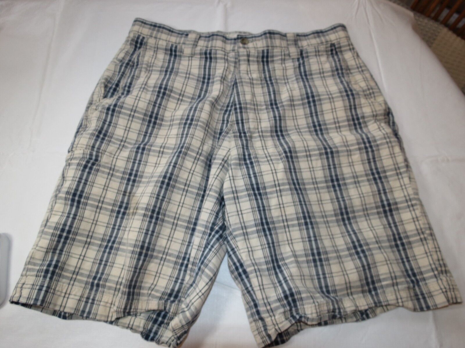 Men&#39;s Dockers Relaxed Fit Flat Front plaid shorts 32 off white pre-owned... - $18.01
