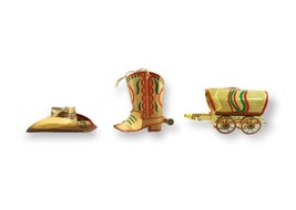 Vintage Christmas Ornaments Western Metal Boot, Covered Chuck Wagon &amp; Cowboy Hat - £23.73 GBP