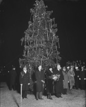 President Herbert Hoover lights the National Christmas Tree 1930 -New 8x10 Photo - £7.02 GBP