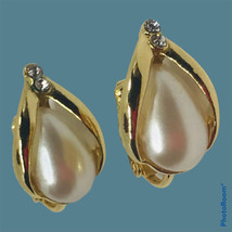 Vintage Signed Avon Faux Pearl Rhinestone Teardrop Gold TN Clip On Earrings K67 - £15.42 GBP