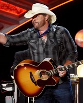 TOBY KEITH 8X10 PHOTO COUNTRY MUSIC PICTURE - £3.88 GBP