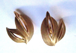 Trifari Gold Tone 3D Open Work Double Flame Wave Leaf Clip on Earrings V... - £17.86 GBP