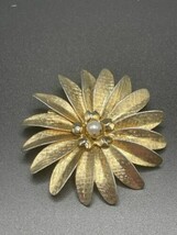 Vintage Pin Brooch Gold Daisy flower 70&#39;s Imitation Pearl - $15.10