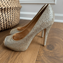 Badgley Mischka Humbie II Glitter Peep Toe Heel Gold Silver 9.5 - $112.50