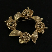 Vintage Signed SARAH COVENTRY Flower Brooch Pin Gold Tone Layered Textured Flora - £15.98 GBP