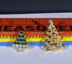 Avon Christmas Tree Brooch Pin Ribbon Wrap Loop Rhinestone Gold Tone &amp; Green Pin - £7.46 GBP