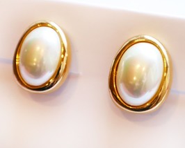 Vintage CAROLEE Clip On Earrings Big 80s 90s Iridescent Pearl Finish Egg Shape - £11.67 GBP