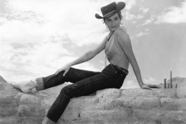 Angie Dickinson in Rio Bravo Pin-Up Pose in Sleeveless Blouse Jeans &amp; Stetson On - £19.17 GBP