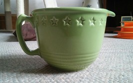 Chantal Batter Bowl Pourer Apple Green Star Rim Very Good Condition 90-1... - $19.99