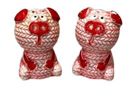 Pig Salt and Pepper Shakers Pink and Red JAPAN Knitted Pattern 3 Inch Vintage - £5.34 GBP