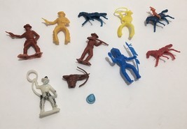 Vintage Toy Soldiers Cowboys &amp; Horses Accessories (Lot of 11) Assorted Pieces - £26.09 GBP