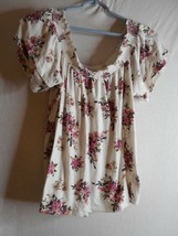 Off Shoulder Pink Floral crop top Rue 21 - $133.98 MXN