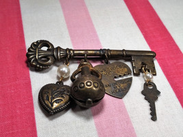 Neat Vintage Antique Brass Old House Key and 4pc Charm Brooch Pin - £9.43 GBP