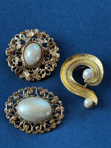 Lot of Oval Faux Mabe Pearl in Lacey Goldtone &amp; Swirl w Two Faux Pearl Beads Bro - £13.34 GBP