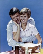 The Brady Bunch 1970&#39;s Robert Reed Florence Henderson in kitchen 8x10 photo - £7.67 GBP
