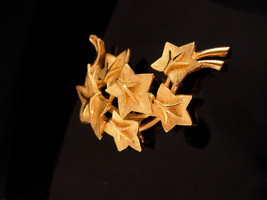 Trifari falling stars brooch - Vintage couture Flower pin - golden state... - £58.63 GBP
