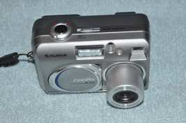 Fujifilm FinePix A205 2.0MP Digital Camera 3X Zoom Silver - £51.14 GBP