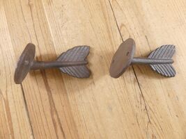 2 Cast Iron Arrow Hooks Feather Wall Mount Rustic Coat Hall Tree Hat Har... - $22.52 CAD