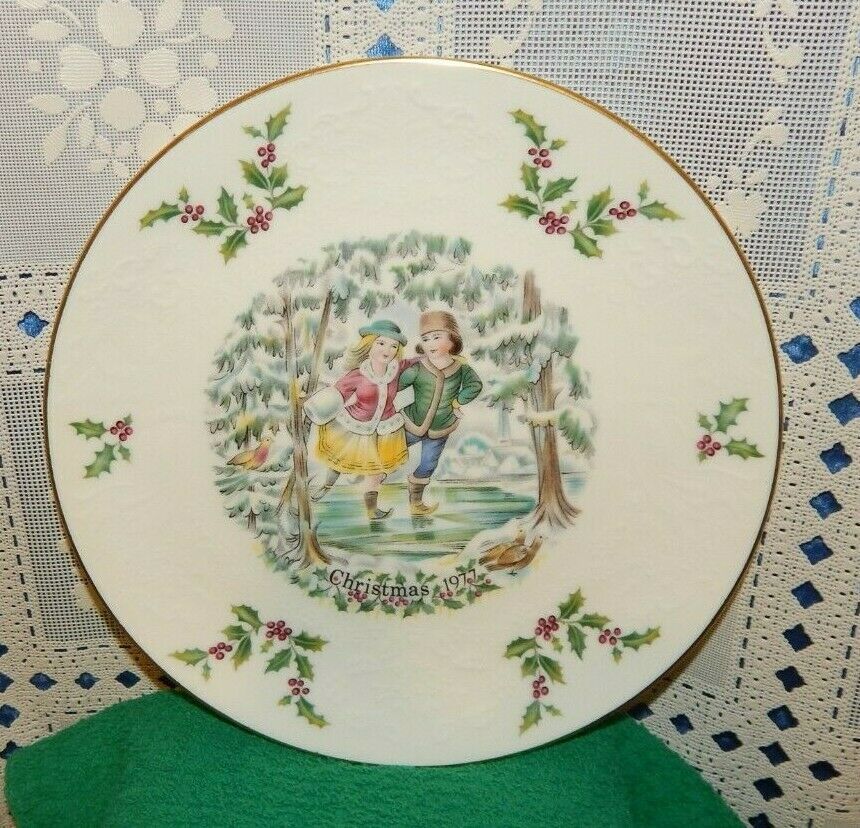 Vintage Merry Christmas by Royal Doulton Plate~1977~First Edition Annual Series - £6.95 GBP